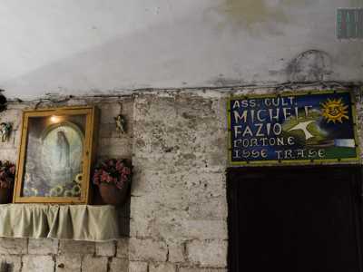 Alla sinistra della corte spicca il portone de jesse e trase, oggetto di una disputa nel 700 tra la famiglia Zeuli e la popolazione barese